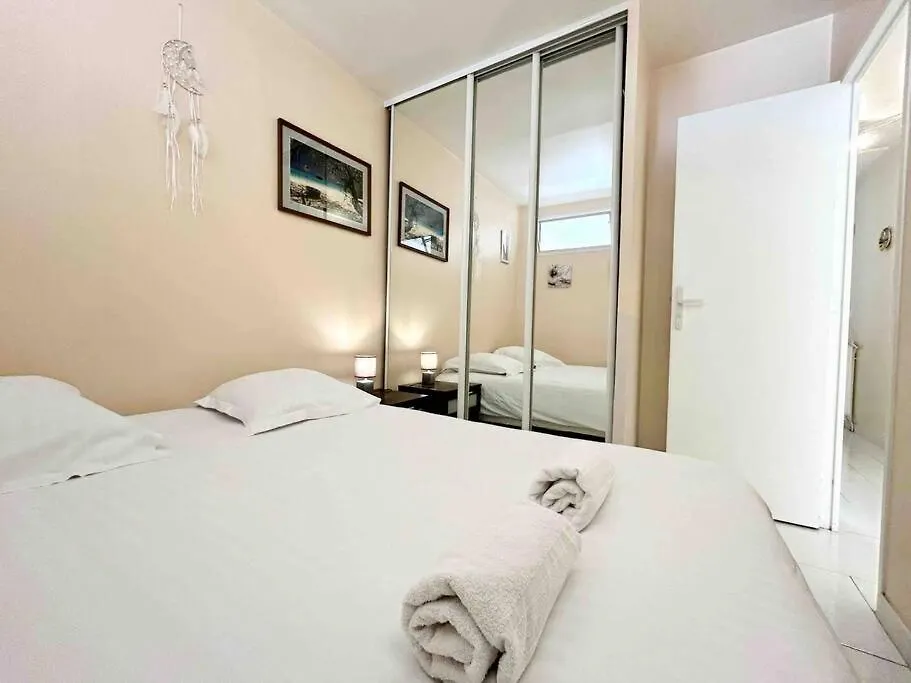 Le Roi Soleil : Apt 2 Prs Vue Mer, 300 M Plages Antibes