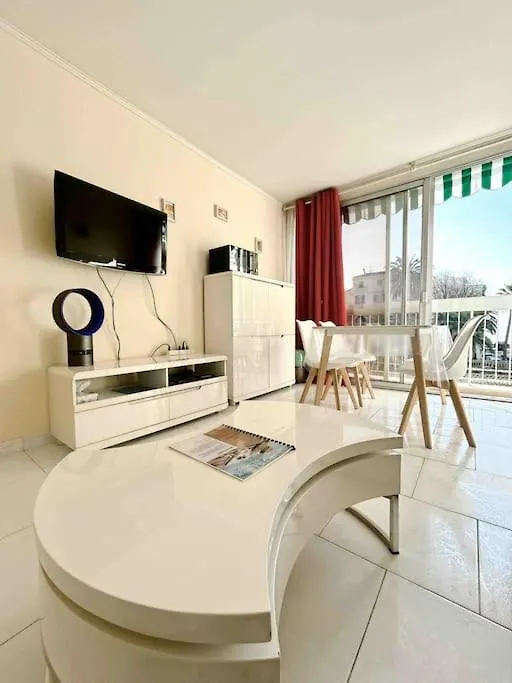 Le Roi Soleil : Apt 2 Prs Vue Mer, 300 M Plages Antibes